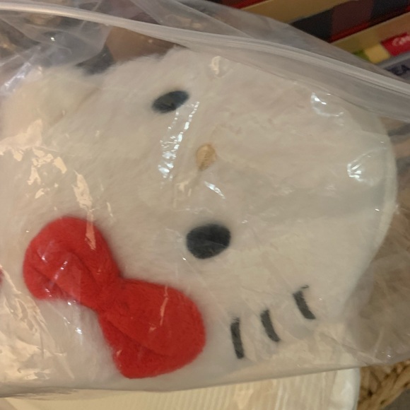 Hello Kitty Fuzzy Slippers - Picture 7 of 11